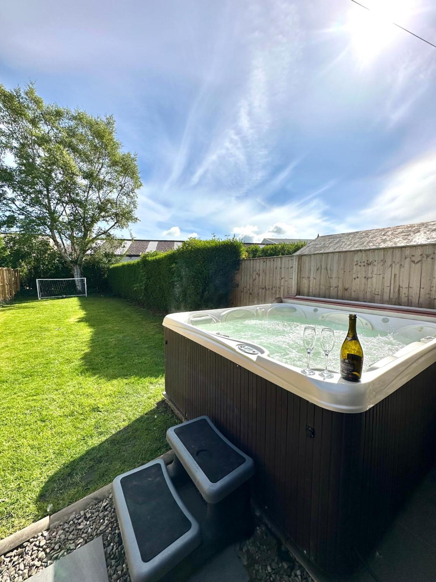 Stylish & Chic Central Apartment With Hot Tub Perth Esterno foto